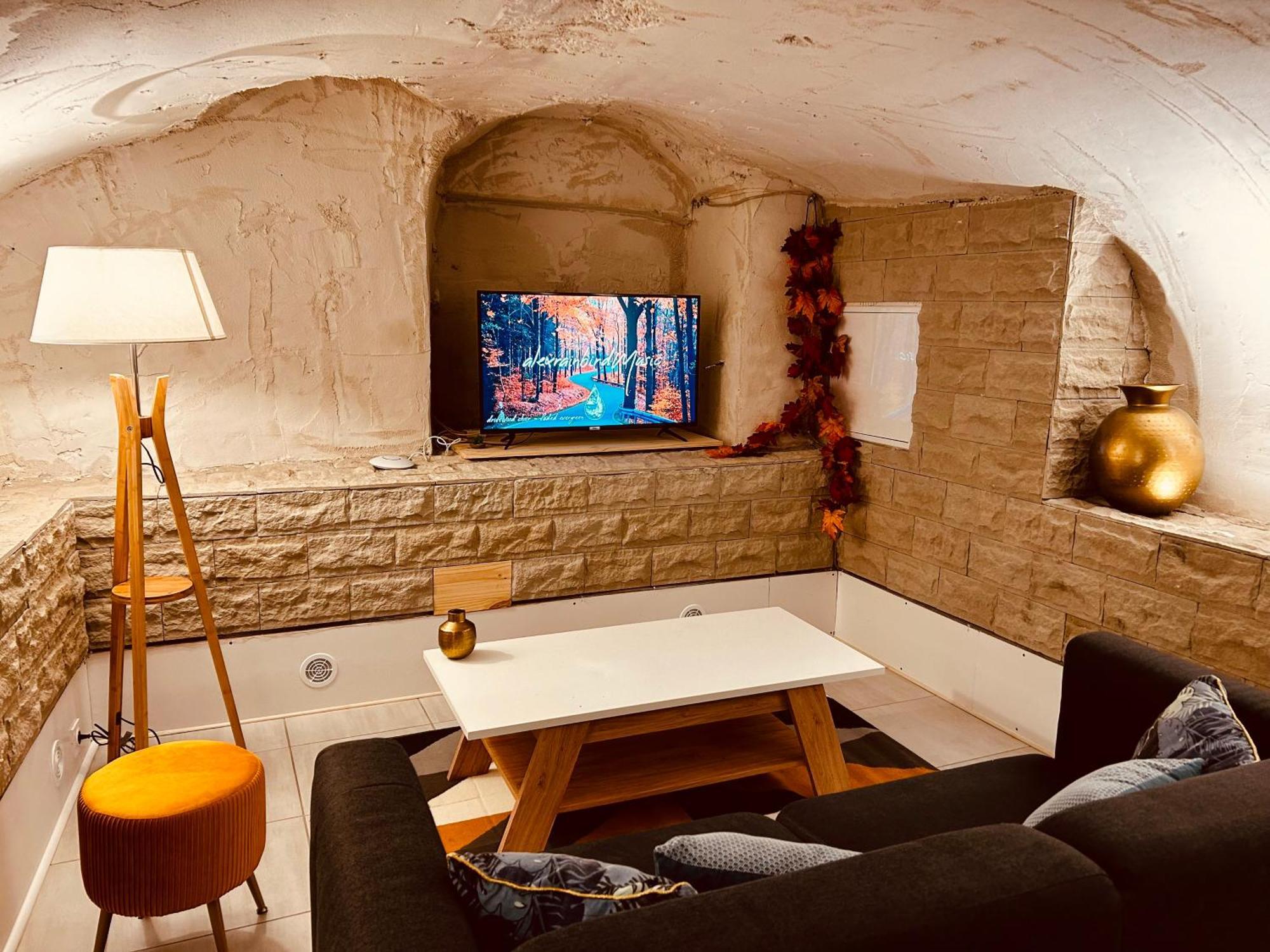 La Cave Aux Lumieres - Proche Centre-Ville - 2 Chambres - Wifi Renaison Buitenkant foto